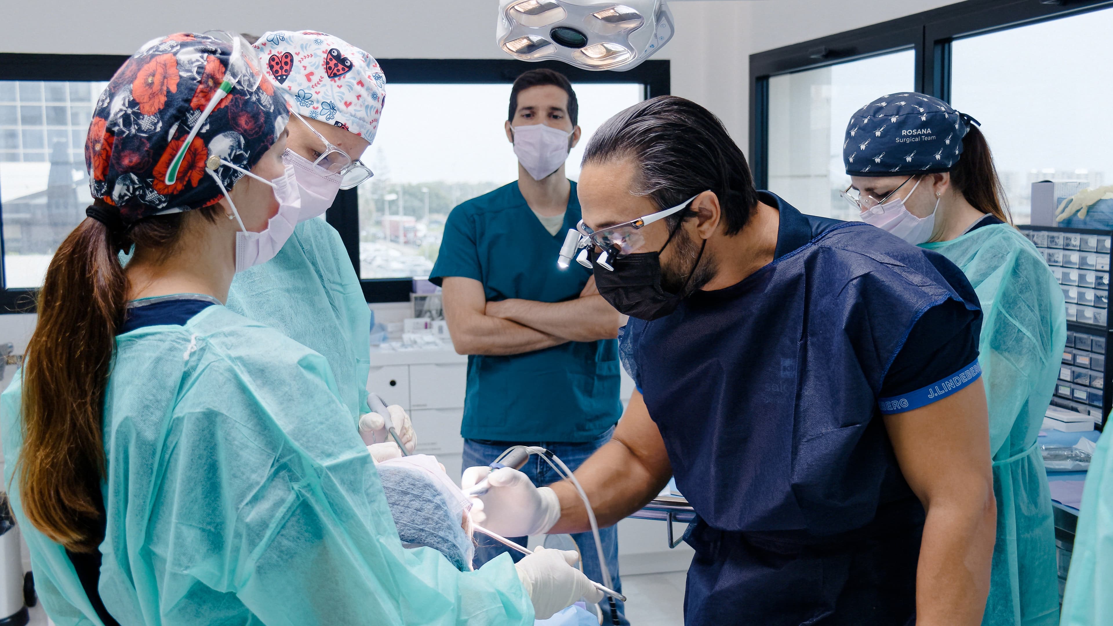 El Dr. Alberto Salgado operando en directo en el quirófano de SDI — cursos de implantología y regeneración ósea de Salgado Academy con cirugía en directo